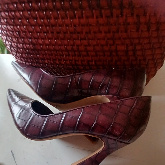 VINCE CAMUTO Flare heel pump - Picture 2 of 8